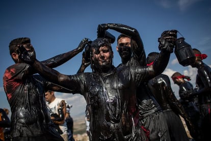 Como manda la tradición, los bastetanos impiden al Cascamorras que cumpla su misión de llevarse a la ciudad vecina de Guadix a la patrona de Baza, la Virgen de la Piedad.