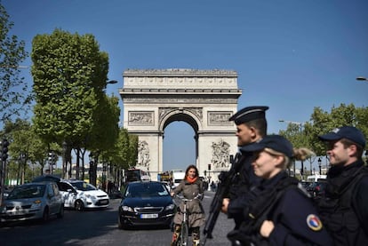 Policiais franceses patulham a Champs &Eacute;lys&eacute;es, em Paris, um dia ap&oacute;s o atentado. 