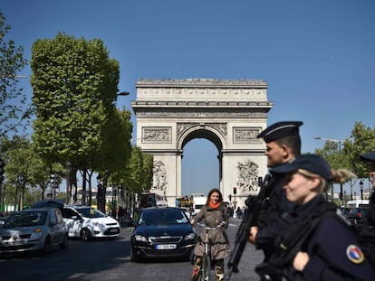 Policiais franceses patulham a Champs &Eacute;lys&eacute;es, em Paris, um dia ap&oacute;s o atentado. 