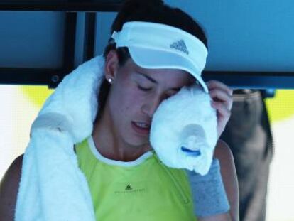 Muguruza se refresca durante el partido contra Hsieh.