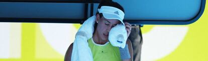 Muguruza se refresca durante el partido contra Hsieh.