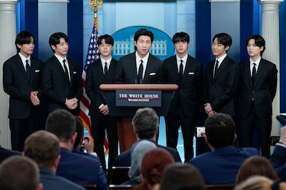 Los integrantes del grupo de k-pop, BTS, en la Casa Blanca, en mayo de 2022.