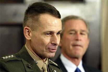 El general de <i>marines</i> Peter Pace, ayer con el presidente George W. Bush en la Casa Blanca.