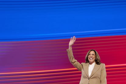 La candidata demócrata a la presidencia, Kamala Harris, saluda a los asistentes a la convención.