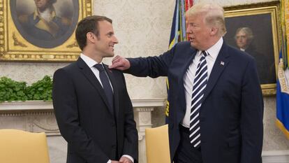 El presidente francés Emmanuel Macron junto al presidente estadounidense Donald Trump durante su reunión en la Casa Blanca.