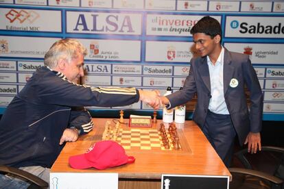 Nihal Sarin saluda a Ivanchuk al inicio de la primera partida de la semifinal