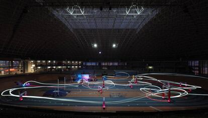 Carreras de drones en un polideportivo cerrado.