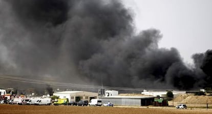 Una gran humareda cubre la zona de la explosión en Garrapinillos.