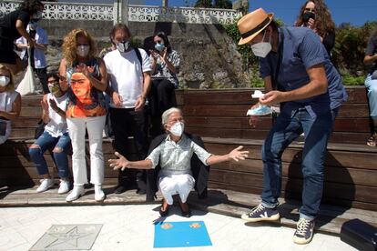 La actriz gallega Benedicta Sánchez, ganadora a sus 84 años del Goya a mejor actriz revelación por su papel en la película 'O que arde', puso este jueves su estrella en el Salón de la Fama del Festival de Cine de Cans, que se celebra estos días en la localidad gallega de O Porriño. El evento, que cumple este año su vigésima séptima edición, ha servido también para rendir homenaje en el 25 aniversario de su muerte al cineasta vigués Luciano Manuel Piñeiro, Chano Piñeiro, autor de obras como 'Mamasunción', que abrieron el camino de la lengua gallega en el audiovisual español.