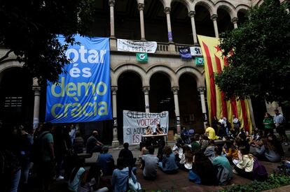 Estudiantes se reúnen en el interior del edificio histórico de la Universitat de Barcelona.  