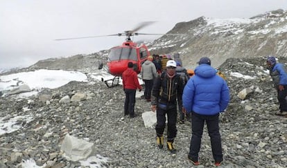 Rescuers at the foot of Mt. Everest help find mountain climbers.