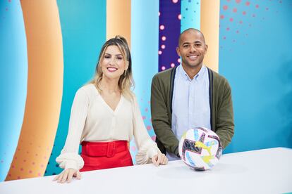 Alberto Edjogo y Danae Boronat, presentadores de ‘LaLiga es Mundial’, en el plató donde se rueda el programa en Madrid.