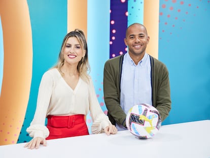 Alberto Edjogo y Danae Boronat, presentadores de ‘LaLiga es Mundial’, en el plató donde se rueda el programa en Madrid.