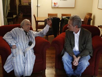 Rafael S&aacute;nchez Ferlosio (izquierda) y Jos&eacute; Luis Pardo, en casa del primero.