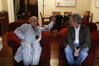 Rafael Sánchez Ferlosio (izquierda) y José Luis Pardo, en casa del primero.