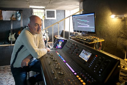 Chema Cantón, en su estudio de grabación de Linares, en Jaén.