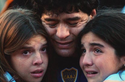 Diego Maradona y sus hijas, en 2001.