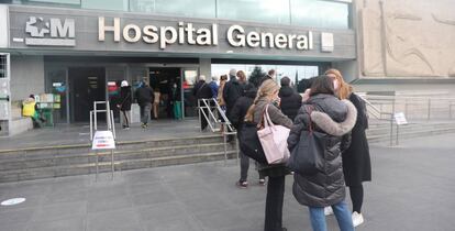 Fila de personas para realizarse un test Covid, en Madrid. 