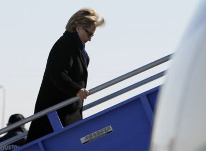 Hillary Clinton sube las escaleras de su avión en Houston para dirigirse a Dallas ayer.