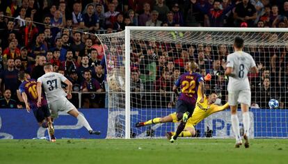 El defensa del Barcelona, Jordi Alba, marca el segundo gol para su equipo ante el equipo italiano.