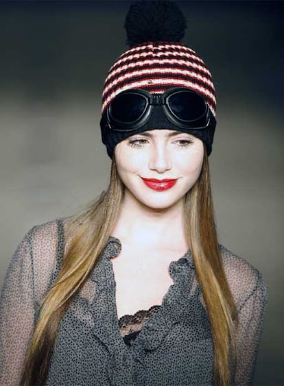 Lilly Collins, hija del cantante Phil Collins, ha sido en el centro de todas las miradas en el desfile de TCN en la Pasarela Barcelona. La firma apuesta por la superposición de prendas para el próximo invierno.
