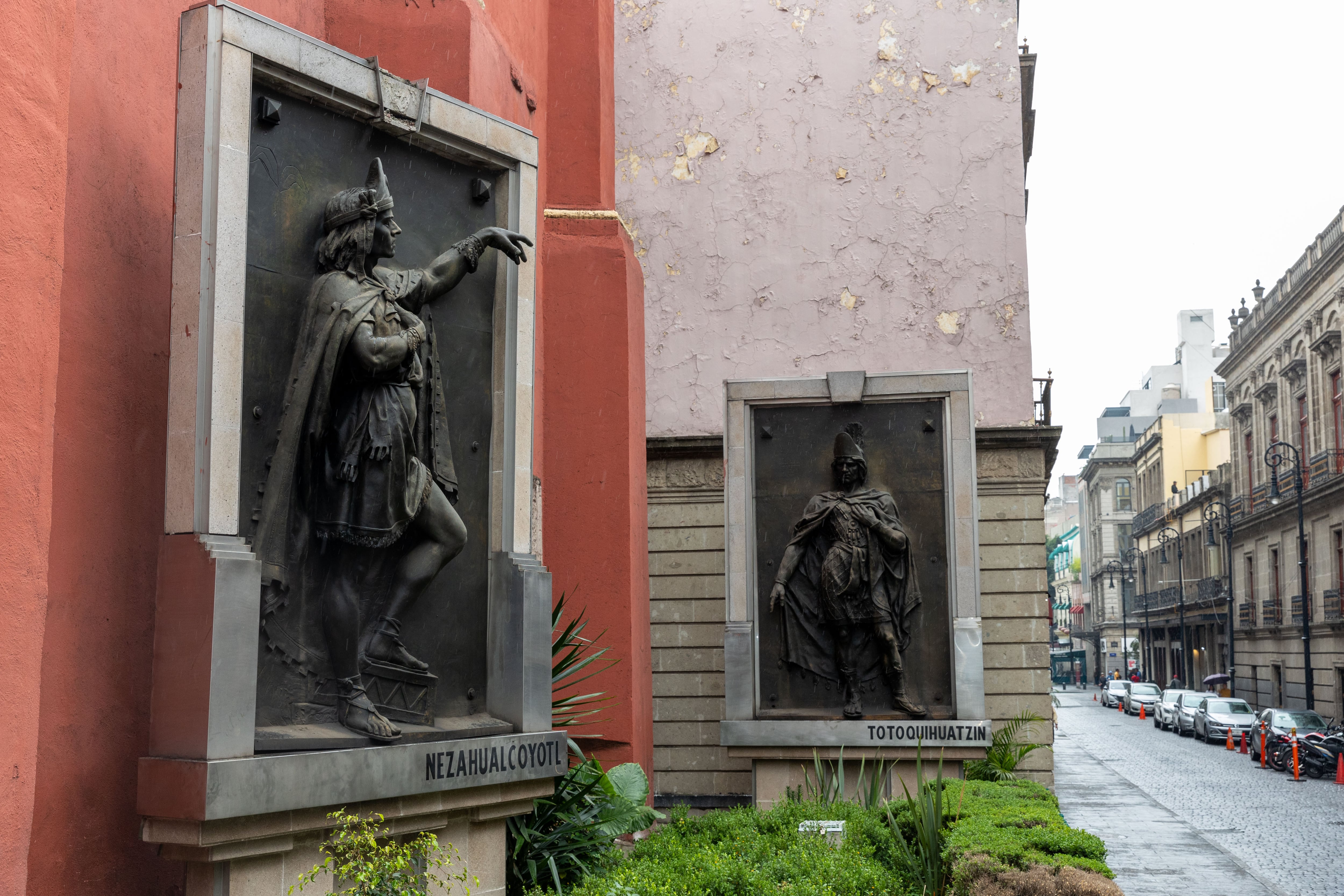 Los bronces de Nezahualcóyotl y Totoquihuatzin están ubicados en el Jardín de la Triple Alianza, en el centro histórico de Ciudad de México.