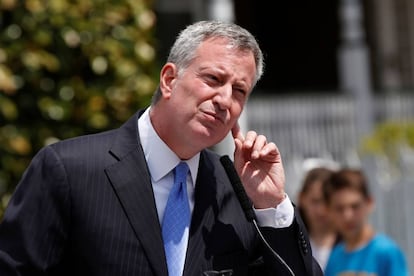 O prefeito de Nova York, Bill de Blasio, fala com jornalistas no Brooklyn, em abril.