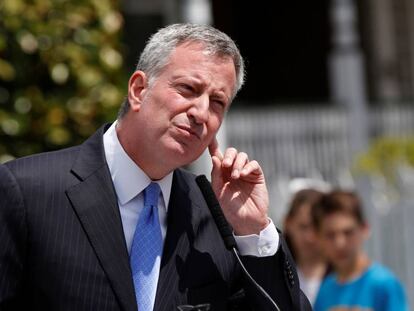 O prefeito de Nova York, Bill de Blasio, fala com jornalistas no Brooklyn, em abril.