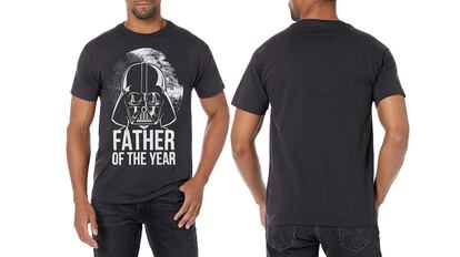 De entre el merchandaising de Star Wars siempre va a haber camisetas como la de la imagen, con la cara de Darth Vader.