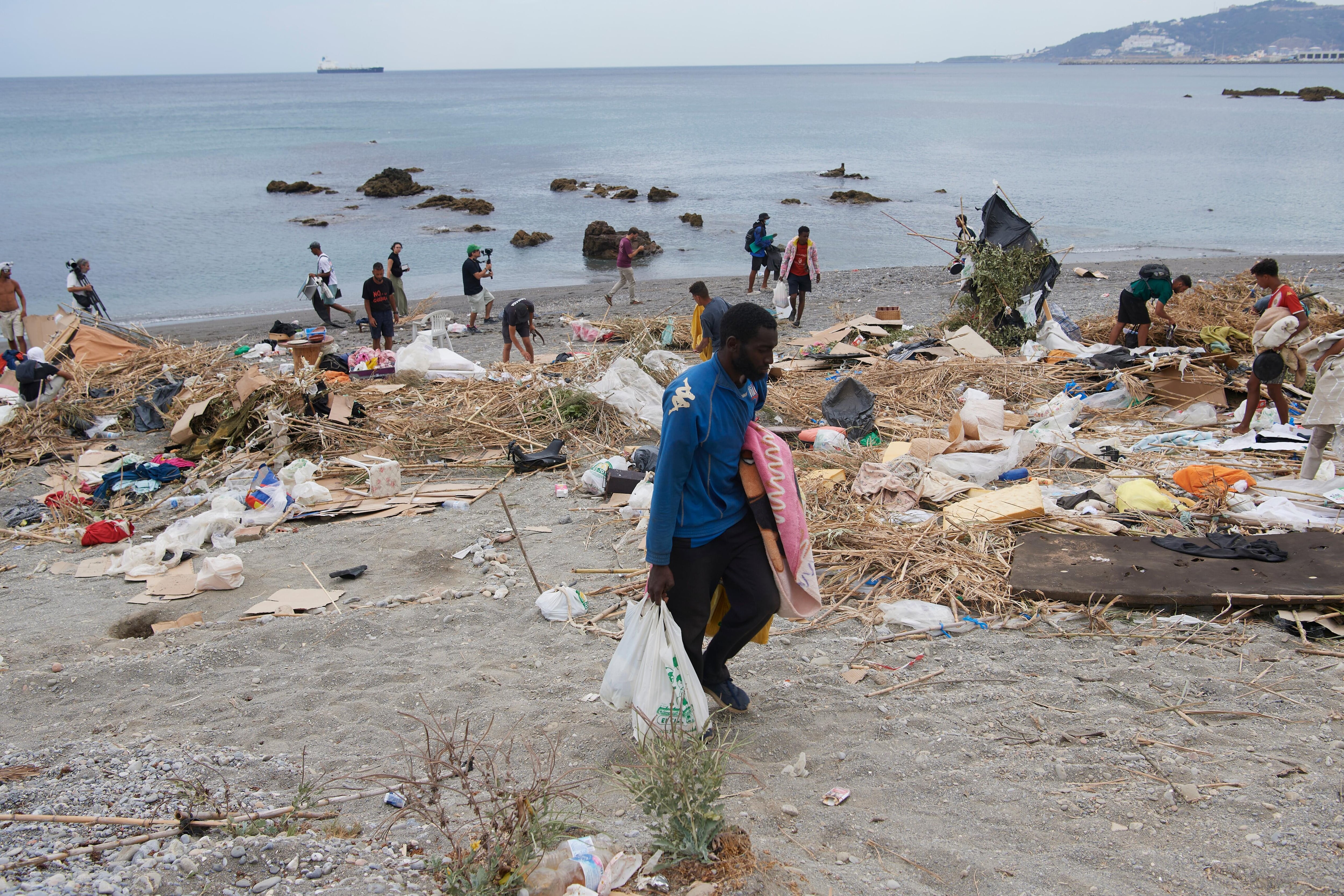 Cientos de migrantes regresan al asentamiento de la playa ceutí de El Trampolín