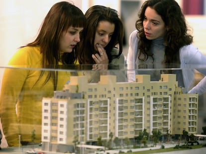 Un grupo de estudiantes observa una de las maquetas de nuevas promociones en oferta en la feria inmobiliaria Urbe.