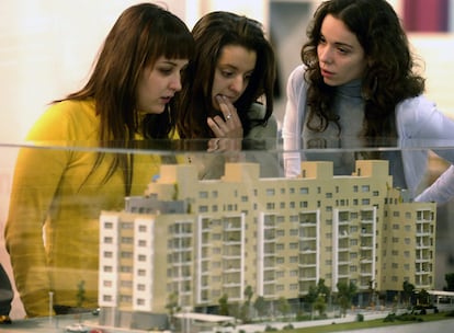 Un grupo de estudiantes observa una de las maquetas de nuevas promociones en oferta en la feria inmobiliaria Urbe.