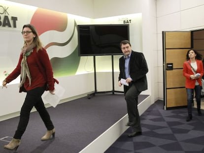 Oregi (en primer término), Esteban y Bilbao entran en la sala de prensa en Sabin Etxea.