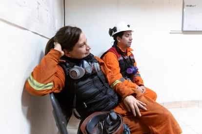 Carla Antonella Rodríguez, junto a uno de sus compañeros, en un descanso.