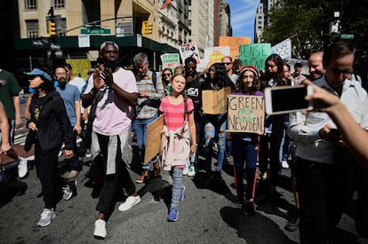 La joven activista Greta Thunberg participa en la huelga contra el cambio climático en la ciudad de Nueva York, EE.UU. 