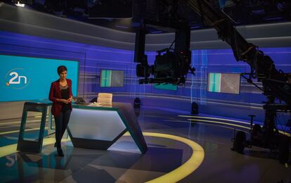 La presentadora Paula Sainz-Pardo, en el plató de La 2 Noticias.