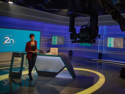 La presentadora Paula Sainz-Pardo, en el plató de  La 2 Noticias.