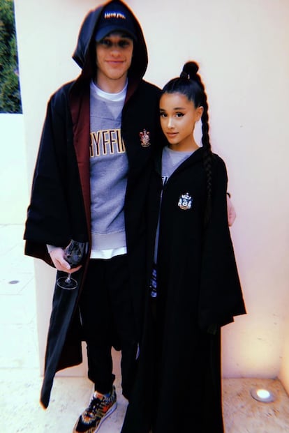 Ariana Grande y Pete Davidson

Varios medios de comunicación han desvelado el reciente compromiso entre la cantante y el humorista, que apenas llevan tres semanas juntos. Grande y Davidson se conocieron en el programa Saturday Night Live y durante este tiempo han poblado las redes sociales con diferentes muestras de su pasión, tatuajes incluidos. “Son dos personas que se han enamorado rápido y son felices. Empezaron a hablar de ello el pasado fin de semana, no es algo que hayan escondido”, dijo una fuente cercana a la pareja a People. La web The Cut añade que el coste del anillo de pedida adquirido por Davidson asciende a los 80.000 euros.