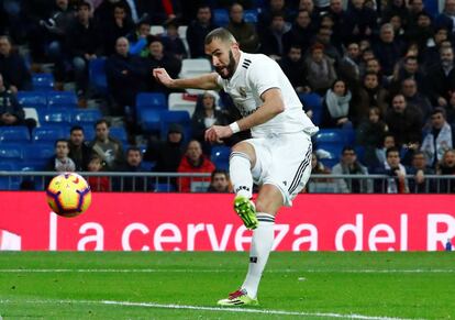 Benzema dispara para marcar el gol que abrió el marcador.