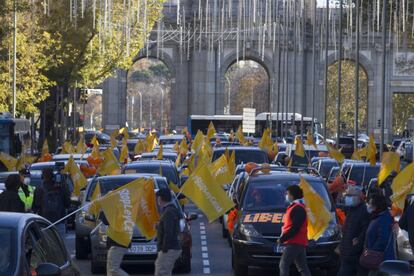 Manifestantes contra la 'ley Celaá', ante la Puerta de Alcalá (Madrid), este domingo.