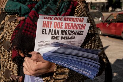 Una mujere lleva peropaganda contra las medidas de Milei durante el paro nacional del 9 de mayo en Buenos Aires.