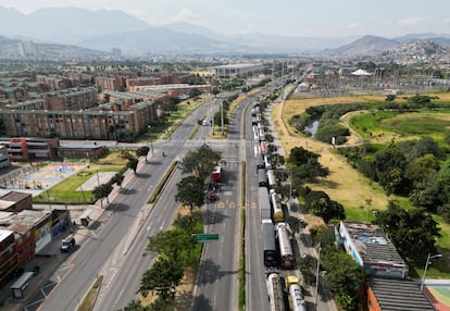 Camiones bloquean parcialmente una vía en Bogotá, el 3 de septiembre.