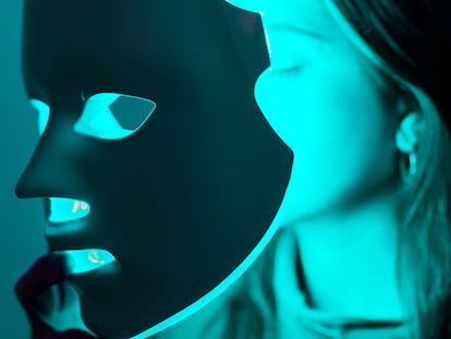 Artículo de EL PAÍS Escaparate sobre mascarillas faciales LED que tratan los signos de la edad.