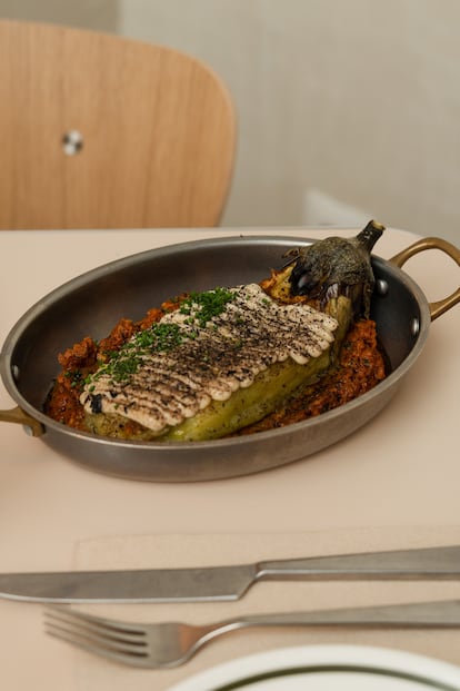 Todo un clásico de la carta de Olea: berenjena asada sobre una base de pesto cremoso con tomates secos y anarcados, salsa tahini y limón negro.