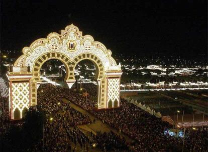 El alumbrado de la portada congrega a miles de personas. En la semana de Feria la ciudad de Sevilla se paraliza y se vive más de noche que de día. Es normal ir a trabajar sin haber dormido.