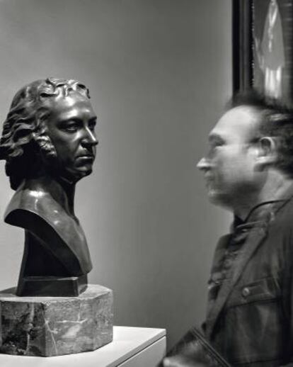 Barceló in front of a bronze bust of the young Goya, a work by Gaetano Merchi (1795).