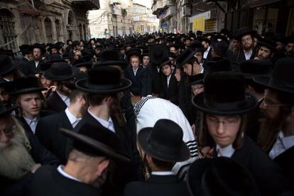 Judíos ultraortodoxos llevan el cuerpo de Yeshayahu Krishevsky, de 60 años, durante su funeral en Jerusalén (Israel). El Gobierno de Estados Unidos ha condenado "en los términos más rotundos" los ataques "terroristas" cometidos contra civiles israelíes y ha llamado a las partes a tomar medidas para "restaurar la calma" en la zona.