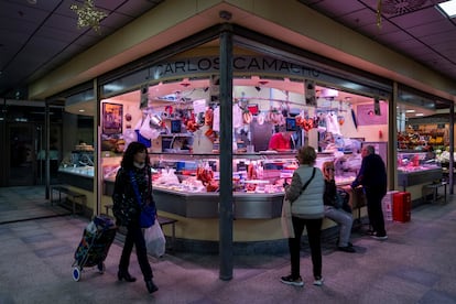 Puestos del mercado de la Encarnación de Sevilla (Andalucía), el pasado diciembre.