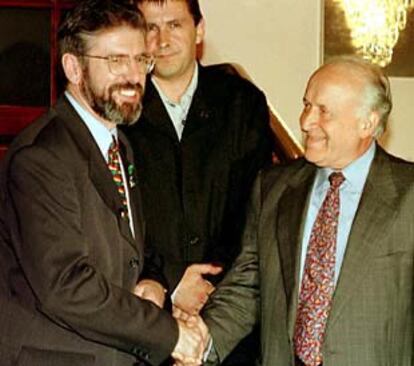 Gerry Adams, lider del Sinn Fein, saluda a Arzalluz en presencia de Arnaldo Otegi.