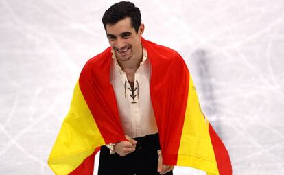 Javier Fernández, con la bandera española tras ganar el bronce.